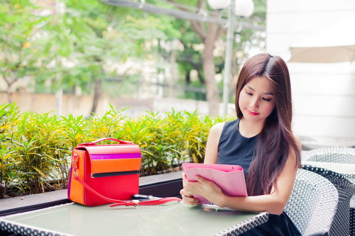 Nhận được nhiều hợp đồng quảng cáo và thành công với nhiều vai diễn, cô nàng Diễm My 9X càng chi mạnh tay cho hàng hiệu.