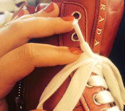 Trên trang Instagram cá nhân của mình, thỉnh thoảng người ta mới thấy Sofia khoe một vài món đồ hàng hiệu. Ảnh: Đôi giày Prada đắt tiền của Sofia.