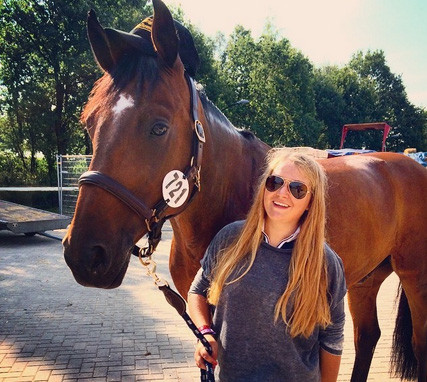 Cưỡi ngựa chính là môn thể thao yêu thích của Sofia và cô nàng cũng là một tay đua cừ khôi.