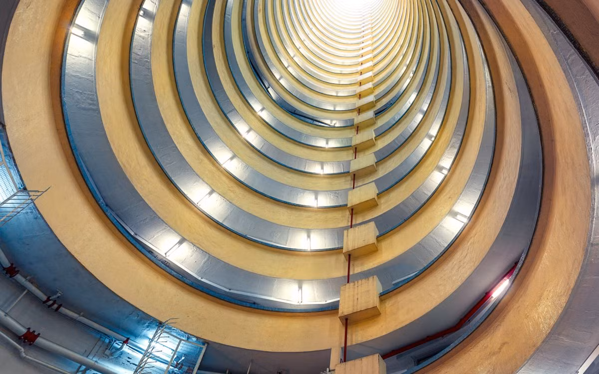 Hình ảnh ngoạn mục chụp từ trong tòa chung cư Lai Tak Tsuen, Hong Kong.