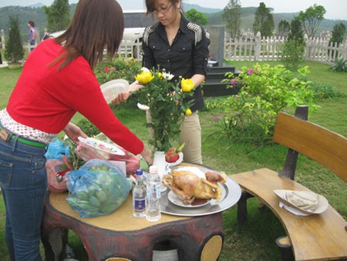 Người Việt Nam vốn có truyền thống đến thăm mộ người thân trước ngày giỗ hoặc và dịp lễ, Tết, Thanh minh, Vu Lan… Tuy nhiên cuộc sống hiện đại nhiều bận bịu, dịch vụ cúng online đang giúp nhiều người Việt Nam sống ở bất kỳ đâu vẫn giữ được truyền thống này. Ảnh: Các nhân viên nghĩa trang sắp đồ cúng cho khách hàng đặt dịch vụ cúng online.