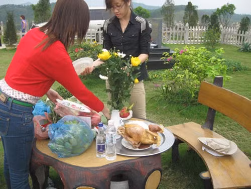 Người Việt Nam vốn có truyền thống đến thăm mộ người thân trước ngày giỗ hoặc và dịp lễ, Tết, Thanh minh, Vu Lan… Tuy nhiên cuộc sống hiện đại nhiều bận bịu, dịch vụ cúng online đang giúp nhiều người Việt Nam sống ở bất kỳ đâu vẫn giữ được truyền thống này. Ảnh: Các nhân viên nghĩa trang sắp đồ cúng cho khách hàng đặt dịch vụ cúng online.