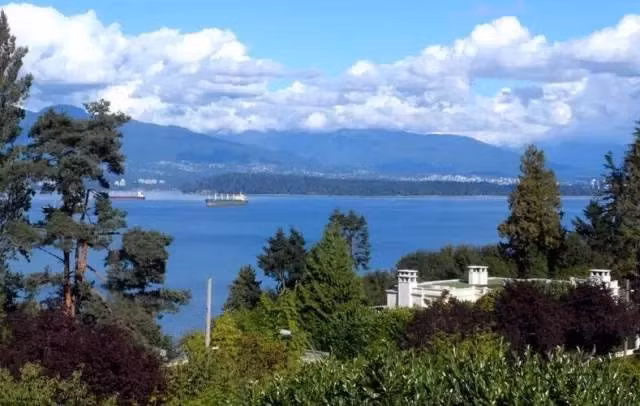 Một phía view nhìn ra biển ấm tượng.