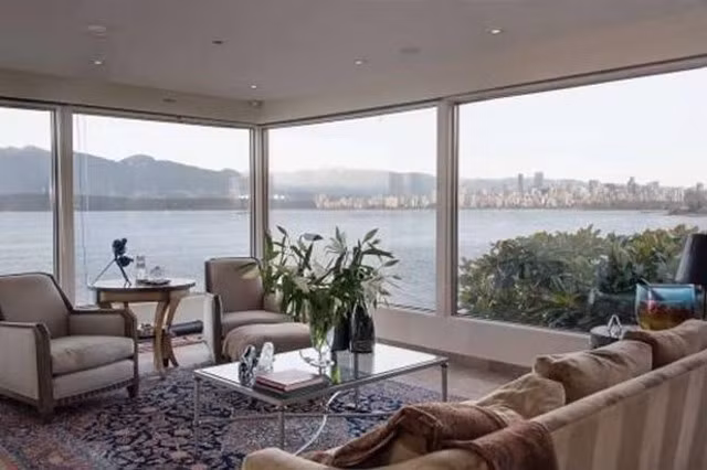 Biệt thự có 5 phòng ngủ, 8 phòng tắm, tầm nhìn ra bên ngoài đẹp như tranh với các ngọn núi North Shore và toàn thành phố Vancouver.