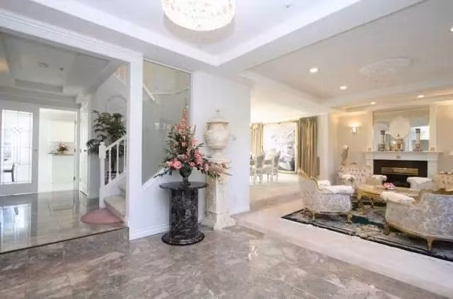 Vụ mua bán khiến nhiều người dùng mạng xã hội ngờ vực và đặt câu hỏi với thu nhập thấp của sinh viên, Tian lấy tiền đâu để mua biệt thự trị giá 24 triệu USD (hơn 530 tỷ đồng).