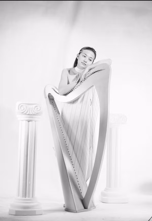 Bên cạnh một số hoạt động gây chú ý như đóng vai nữ chính trong phim điện ảnh sắp ra mắt, chụp hình nude nghệ thuật với cat-xe ngất ngưởng, gần đây Tinna Tình còn gặp phải lùm xùm không mong muốn với một gương mặt trong nghề (diễn viên Dương Cẩm Lynh). Tuy nhiên, bỏ mặc ồn ào, nữ diễn viên vẫn chăm chỉ hoạt động nghệ thuật cũng như các kế hoạch khác của mình. Tinna Tình bỗng trở nên dịu dàng, tinh khiết khi hóa nữ thần Hy Lạp trong bộ ảnh mới.