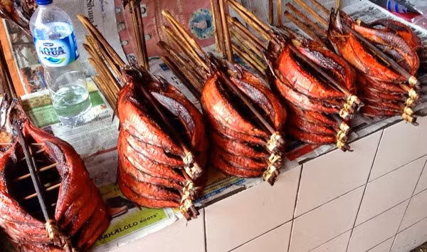 Đây là món cá hun khói độc lạ có thể dễ dàng bắt gặp ở khu chợ.