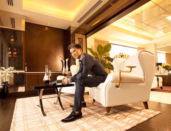 Phòng khách nhà ca sĩ Đàm Vĩnh Hưng thuộc căn hộ penthouse rộng 700m2 (nằm ở khu đô thị đẳng cấp Sunrice City – TP HCM). Toàn bộ không gian sử dụng gam màu trắng chủ đạo theo sở thích và phong cách của ông hoàng nhạc Việt. Màu trung tính này giúp phòng khách toát lên sự sang trọng, thanh lịch và hiện đại.