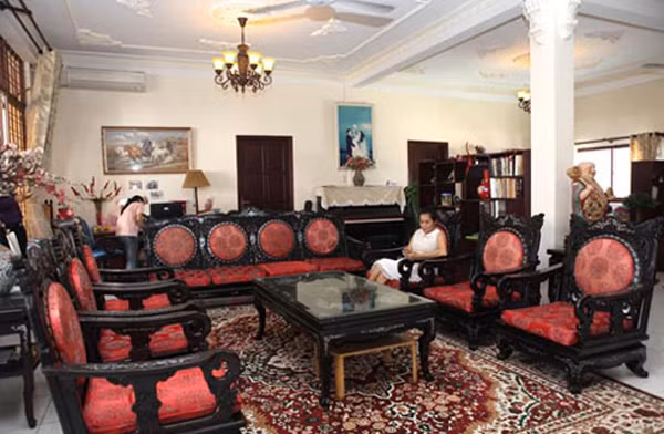 Tổ ấm của ca sĩ Mỹ Lệ rộng đến hơn 1.000m2. Tại không gian phòng khách, thay vì chọn sofa hiện đại, nữ ca sĩ Mỹ Lệ và chồng sử dụng bàn ghế gỗ với hoa văn khảm trai chạm trổ cầu kỳ, tinh xảo.