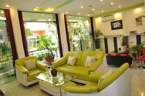 Ngôi nhà của ca sĩ Nguyễn Hưng tọa lạc tại con hẻm lớn đường Hoàng Văn Thụ (Q. Tân Bình, TP HCM). Phòng khách của giọng ca này rộng rãi, hoành tráng và tràn ngập màu xanh. Bộ salon màu cốm ton sur ton với màu sơn trần nhà, nổi bật cả căn phòng.