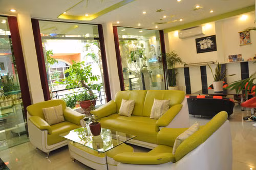 Ngôi nhà của ca sĩ Nguyễn Hưng tọa lạc tại con hẻm lớn đường Hoàng Văn Thụ (Q. Tân Bình, TP HCM). Phòng khách của giọng ca này rộng rãi, hoành tráng và tràn ngập màu xanh. Bộ salon màu cốm ton sur ton với màu sơn trần nhà, nổi bật cả căn phòng.