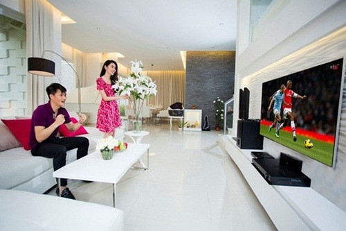 Biệt thự của Thủy Tiên & Công Vinh có nội thất chủ đạo là màu trắng, tạo cảm giác thanh lịch mà tinh tế. Phòng khách sang chảnh của cặp vợ chồng trẻ được nối liền với không gian phòng ăn càng làm tăng cảm giác rộng rãi, thoáng đãng.