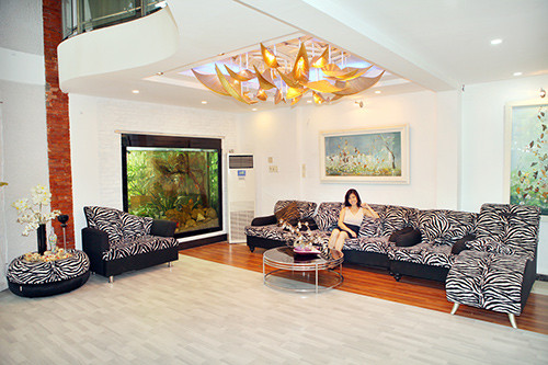 Biệt thự của ca sĩ Hồ Lệ Thu nằm ở quận Thủ Đức - TP HCM. Căn phòng khách rộng rãi nhà nữ ca sĩ nổi bật với bộ sofa vằn và chiếc đèn chùm sang trọng.