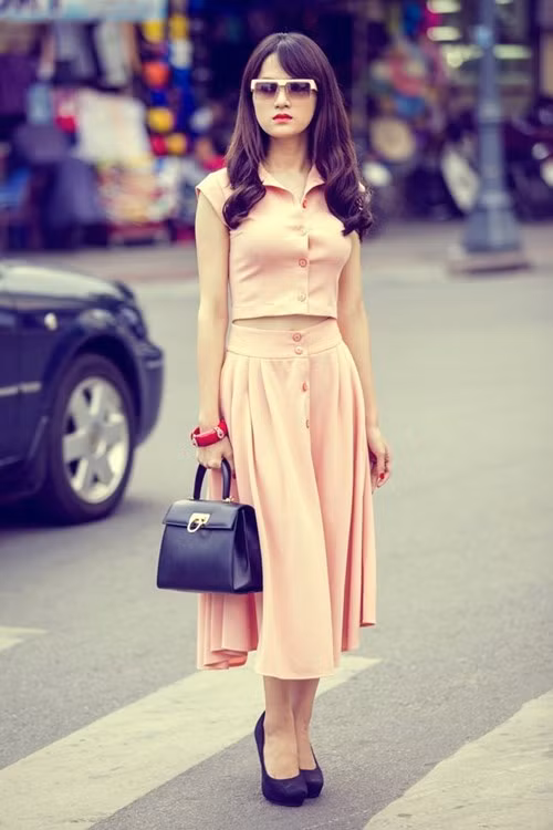 Chiếc túi được mỹ nhân 9X yêu thích nhất là Salvatore màu đen kiểu dáng basic.