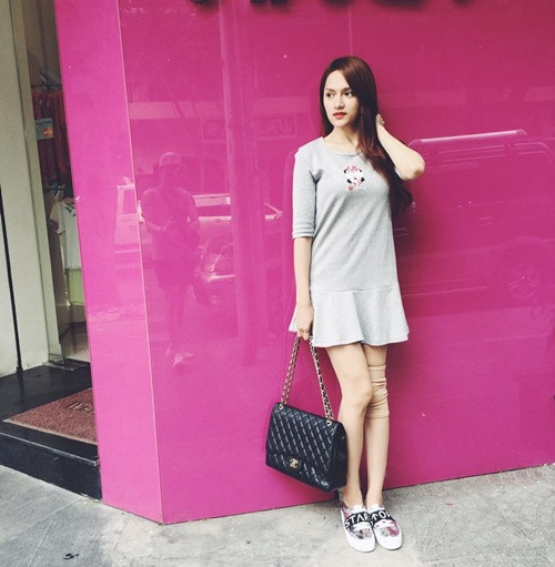 Nữ ca sĩ chuyển giới sở hữu loạt những chiếc túi hàng hiệu đắt tiền đến từ các thương hiệu Celine, Chanel, LV... Ảnh: Hương Giang không thể bỏ qua chiếc Chanel basic 2.55 có giá trên 100 triệu đồng.