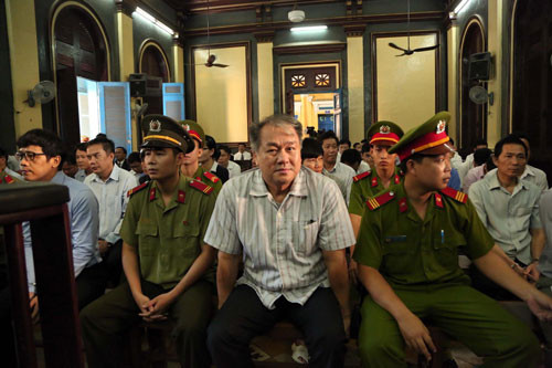 Trong tháng 7 vừa qua, TAND TP HCM đã mở phiên sơ thẩm xét xử đại án gây thiệt hại hơn 9.000 tỷ đồng xảy ra tại Ngân hàng TMCP Xây dựng Việt Nam (viết tắt là VNCB). Đây là một trong những đại án gây thiệt hại số tiền lớn nhất từ trước đến nay. Vụ án bắt đầu được xét xử từ ngày 19/7/20116, theo dự kiến ban đầu, phiên tòa sẽ được tuyên án vào ngày 18/9.Ảnh: Phạm Công Danh tại phiên tòa sáng 19/7.