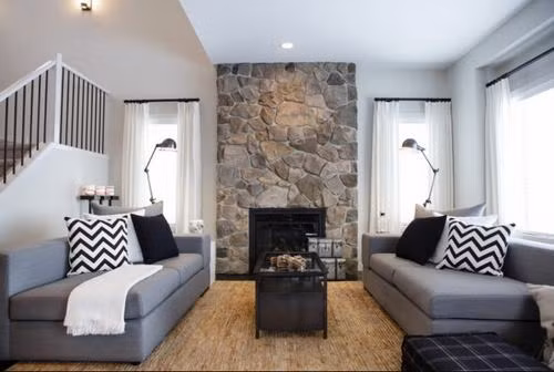 Những chiếc gối ôm sọc Chevron nổi bật trong căn phòng.