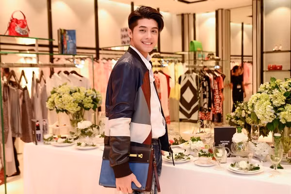 Gần đây, huấn luyện viên "Giọng hát Việt nhí" Noo Phước Thịnh xuất hiện bảnh bao với áo khoác và túi của Valentino tại một buổi khai trương cửa hàng thời trang.