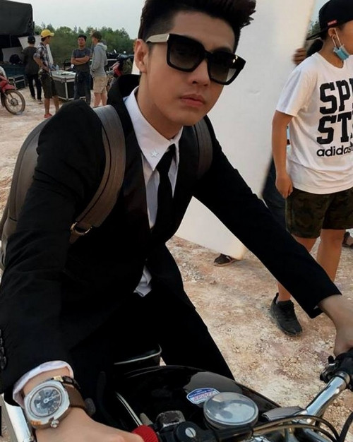 Khi diễn cảnh lái xe, nam ca sĩ chọn chiếc đồng hồ dây da nâu 29 triệu đồng cùng sơ mi Givenchy và vest đen.