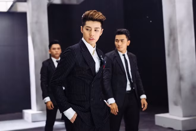 Nam ca sĩ đầu tư hàng trăm triệu đồng cho trang phục và phụ kiện hàng hiệu khi quay MV "Cause I Love You". Trong một cảnh quay, Noo Phước Thịnh diện bộ vest kẻ sọc tôn dáng, giá hơn 10 triệu đồng.