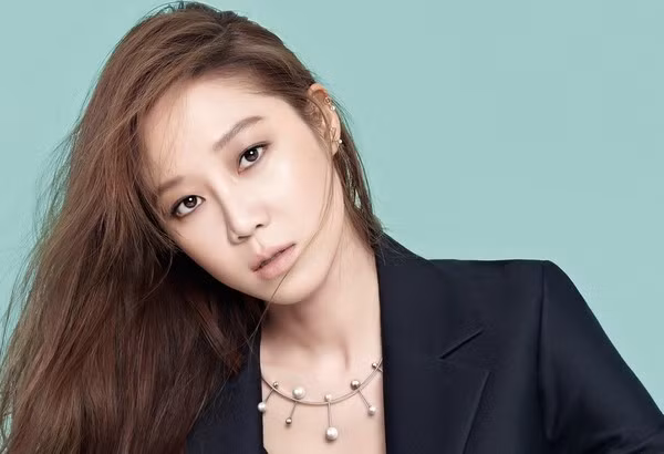 Nữ diễn viên Gong Hyo Jin (1980) bước chân vào làng giải trí với tư cách người mẫu, sau đó chuyển hướng sang đóng phim. Gong Hyo Jin chi ra 370.000 USD (8 tỷ đồng) để sở hữu biệt thự cao cấp ở Itaewon.