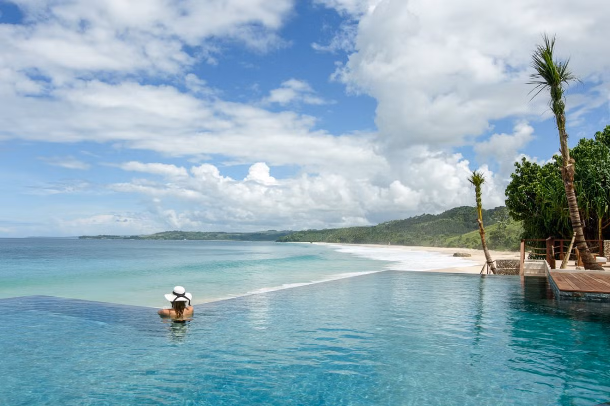 Khu nghỉ dưỡng sinh thái Nihiwatu trải dài trên bãi biển riêng với cảnh quan thiên nhiên hoang sơ đến kỳ diệu.