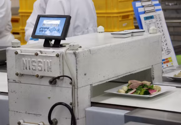 Tất cả các thực phẩm phải đi qua một máy dò kim loại.