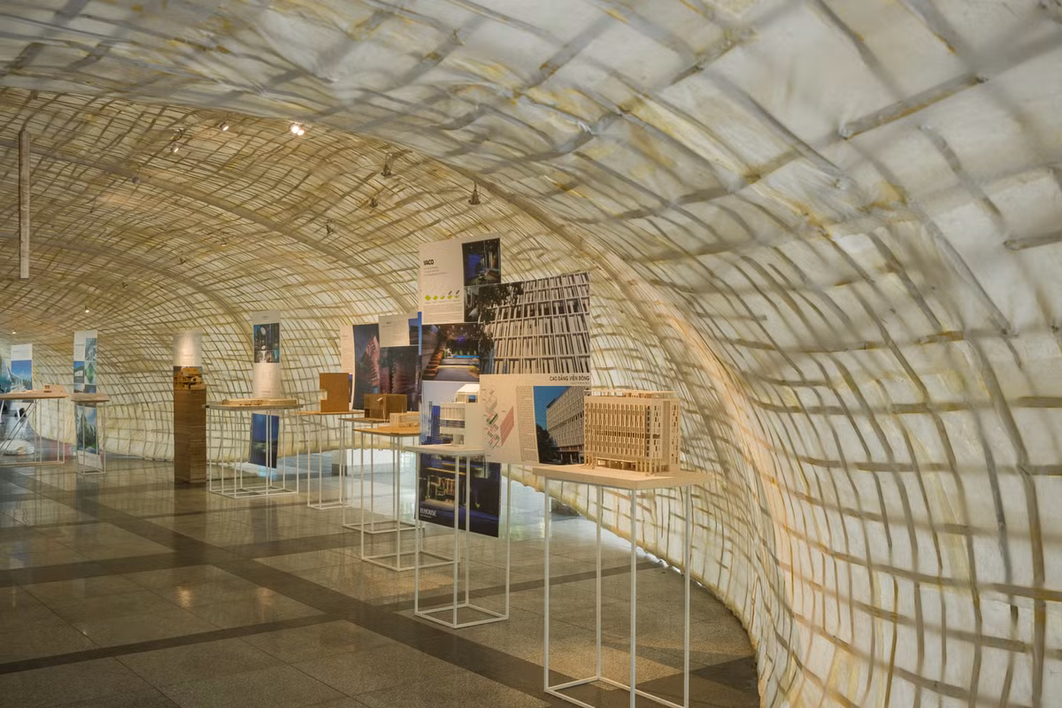 Hình dạng của gian hàng triển lãm năm nay được lấy ý tưởng từ tổ kén côn trùng trong tự nhiên.