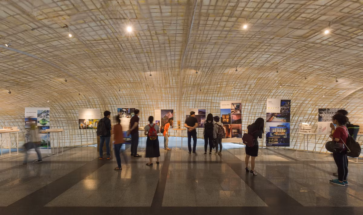 Sử dụng vật liệu là 800 gậy tre và 1.200 tờ giấy dó, gian hàng triển lãm tổ kén được xây dựng bằng các kỹ thuật truyền thống Việt Nam.