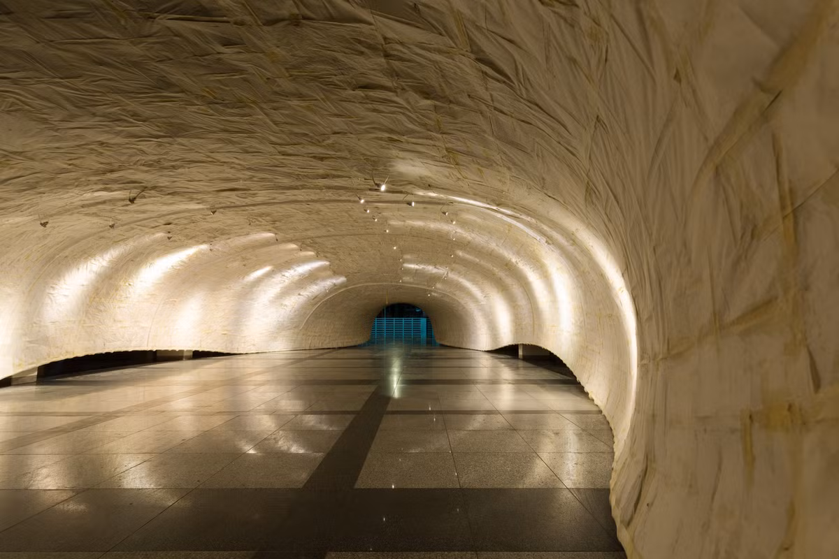 Kỹ thuật uốn tre và dán giấy dó tạo nên không gian triển lãm độc lạ.