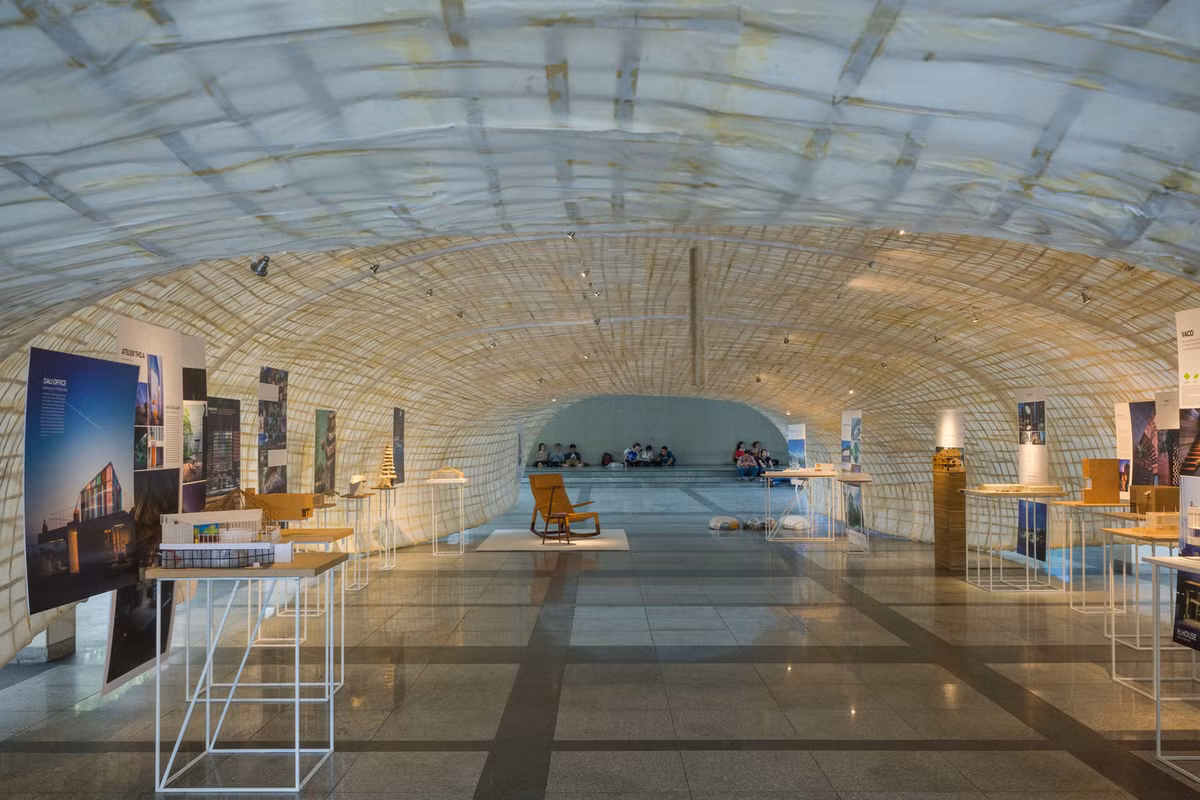 Bên trong gian hàng được trang hoàng lộng lẫy bằng những bóng đèn chiếu sáng, tạo nên không gian ấn tượng.