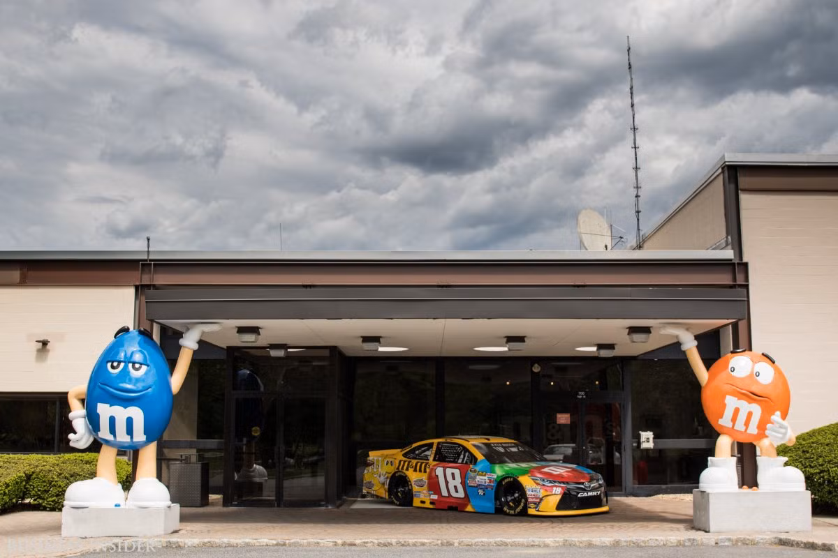 Nhà máy Mars Chocolate nằm ở Hackettstown, New Jersey, Bắc Mỹ mở cửa vào năm 1958, vừa là tòa nhà văn phòng công ty, vừa là nhà máy sản xuất loại kẹo socola M&M nổi tiếng. Đây là nơi làm việc của 1.200 nhân viên, với dây chuyền sản xuất những viên kẹo socola M&M nổi tiếng.