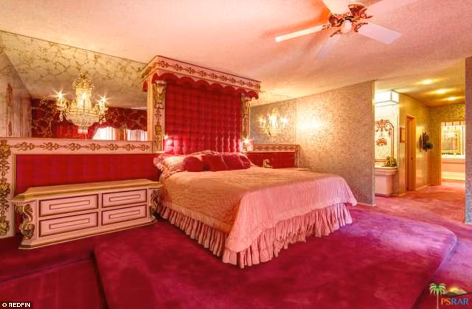 Phòng ngủ thứ ba là một màu hồng rực rỡ.