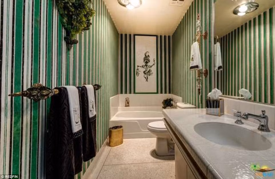 Nhà tắm được kết hợp tường kẻ sọc xanh trắng.