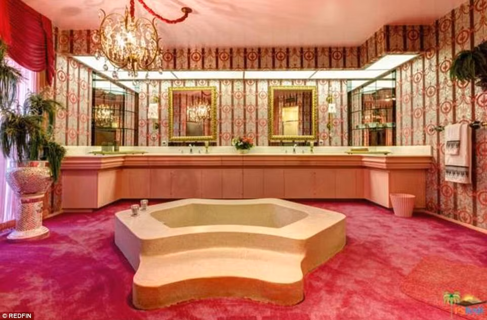 Phòng tắm cũng trang hoàng theo màu hồng mơ mộng.