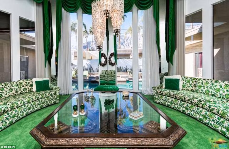  Ngôi nhà sặc sỡ này được xây dựng vào năm 1969 với nội thất gồm 3 màu xanh lá cây - xanh da trời - hồng. Đặc biệt, phòng khách và phòng ăn được trang trí với màu xanh lá cây.