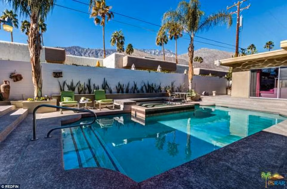 Phía sau của căn nhà là một bể bơi mát lạnh.