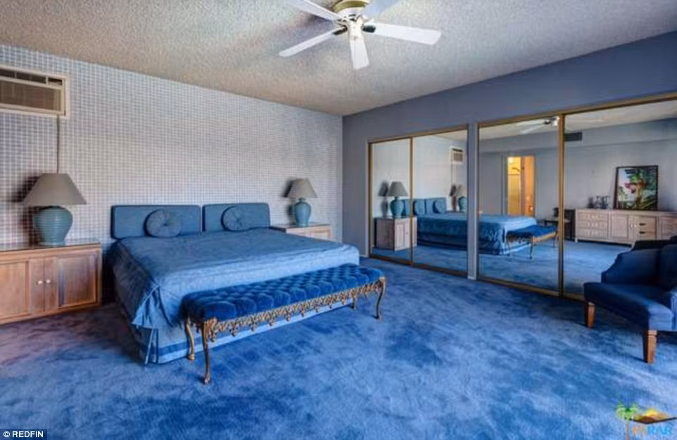 Phòng ngủ thứ hai trong nhà có nội thất màu xanh da trời.