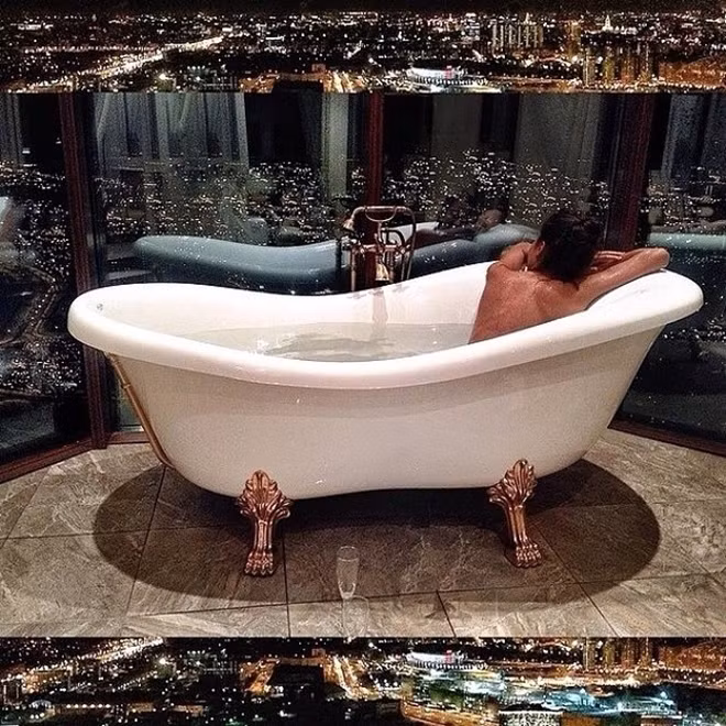 Con nhà giàu Dubai không dùng bể bơi công cộng mà họ sở hữu bồn tắm siêu sang ngắm cảnh thành phố.