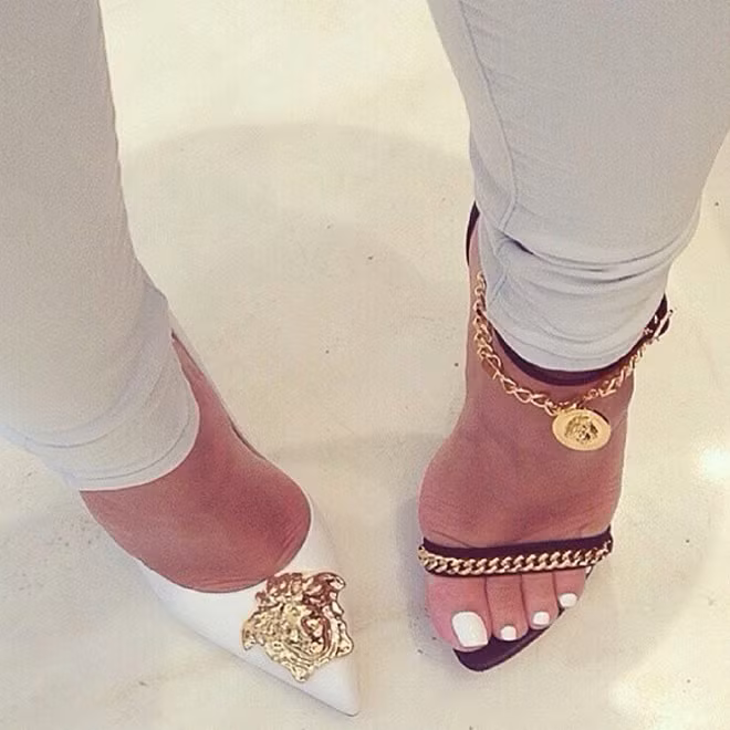 Số giày họ có nhiều đến nỗi có thể đi mỗi chiếc một bên thế này.