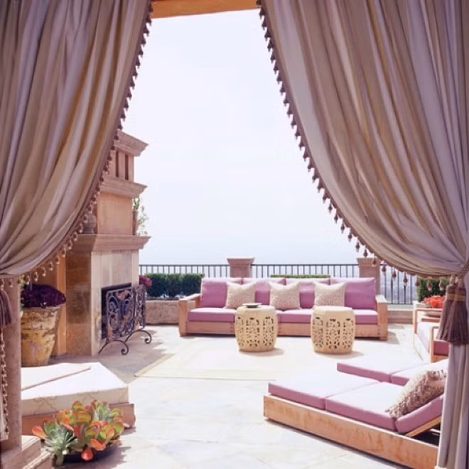 Ngay cả ban công biệt thự nhìn cũng như lâu đài.