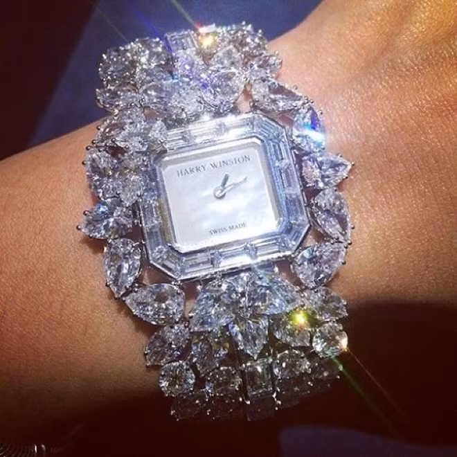 Họ xài đồng hồ nạm đá quý khiến ai cũng phải lóa mắt.