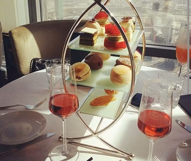 Các cậu ấm cô chiêu ở Dubai thường uống trà chiều trên nóc các tòa nhà chọc trời.