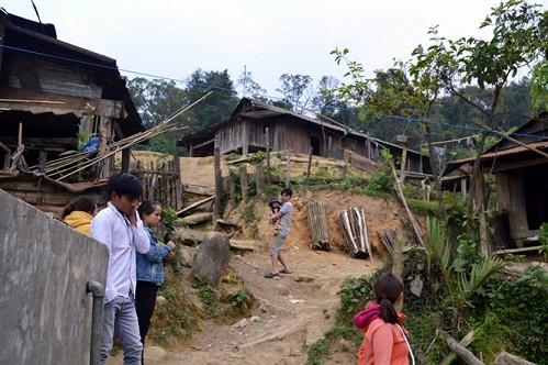 Đời sống người dân Ca Dong đang còn khó khăn.