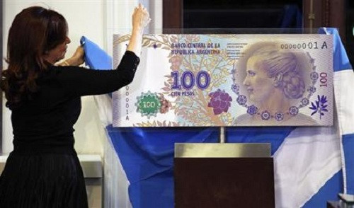 Trước Mỹ, có nhiều quốc gia đã cho in hình phụ nữ trên tiền giấy. Đệ nhất Phu nhân Eva Perón - hay còn được biết đến với tên Evita - là người vợ thứ hai của Tổng thống Argentina Juan Perón, được in hình trên tờ 100 peso. Bà được người dân Argentina ngưỡng mộ vì đã đấu tranh giành quyền bầu cử cho phụ nữ, đảm bảo lợi ích cho người lao động và thành lập các bệnh viện cũng như các trại mồ côi.