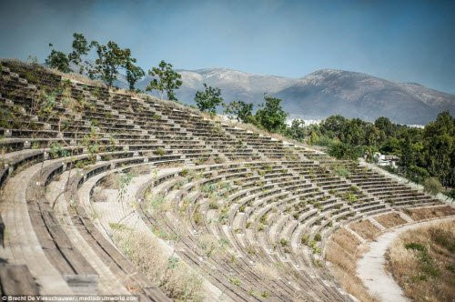  Sau nhiều năm không được sử dụng và bảo dưỡng, khán đàn và sân chính của khu đua thuyền Olympic 2004 đã bị cỏ dại xâm lấn.