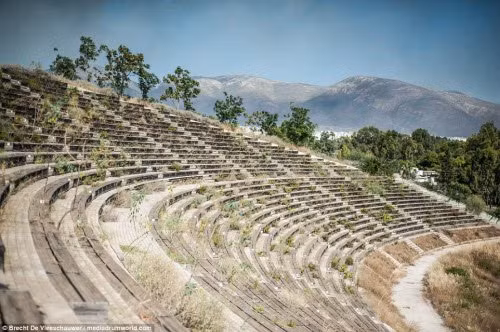  Sau nhiều năm không được sử dụng và bảo dưỡng, khán đàn và sân chính của khu đua thuyền Olympic 2004 đã bị cỏ dại xâm lấn.