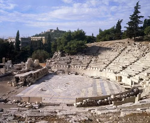 Vẻ hoang phế của của khu đua thuyền Olympic được ví như nhà hát ngoài trời Dionysus ở thành phố Athens. Công trình thể thao này được xây dựng từ năm thứ 4 trước Công nguyên với sức chứa 14.000 chỗ ngồi.