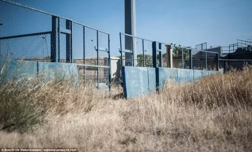 Khung cảnh hoang tàn bên ngoài khu thi đấu bóng chày và bóng mềm của Olympic 2004.