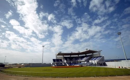 Hình ảnh khu thi đấu bóng chày và bóng mềm khi hoàn thành vào năm 2004. Nhiều sân vận động xây dựng phục cho Olympic 2004 ở Hy Lạp được xây dựng vội vàng và đội giá so với dự kiến.